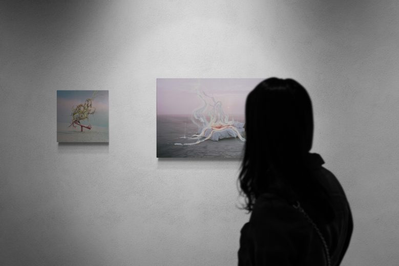 woman-looking-at-gallery-wall